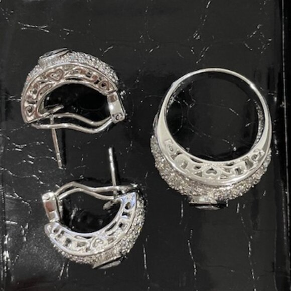 Gorgeous Heart Ring with Matching Earrings - Picture 4 of 12